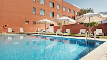 Una piscina al aire libre de temporada
