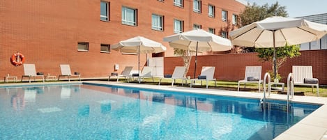 Piscine extérieure en saison