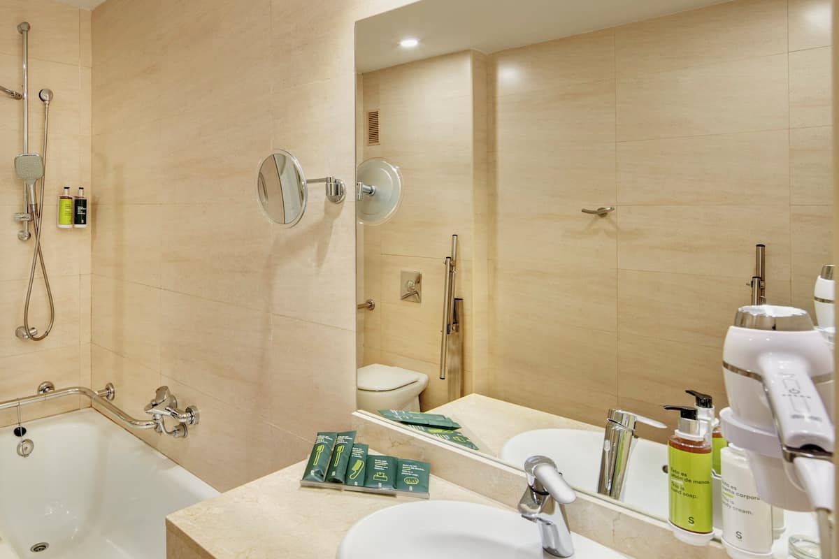 1 habitación, caja de seguridad en la habitación y escritorio