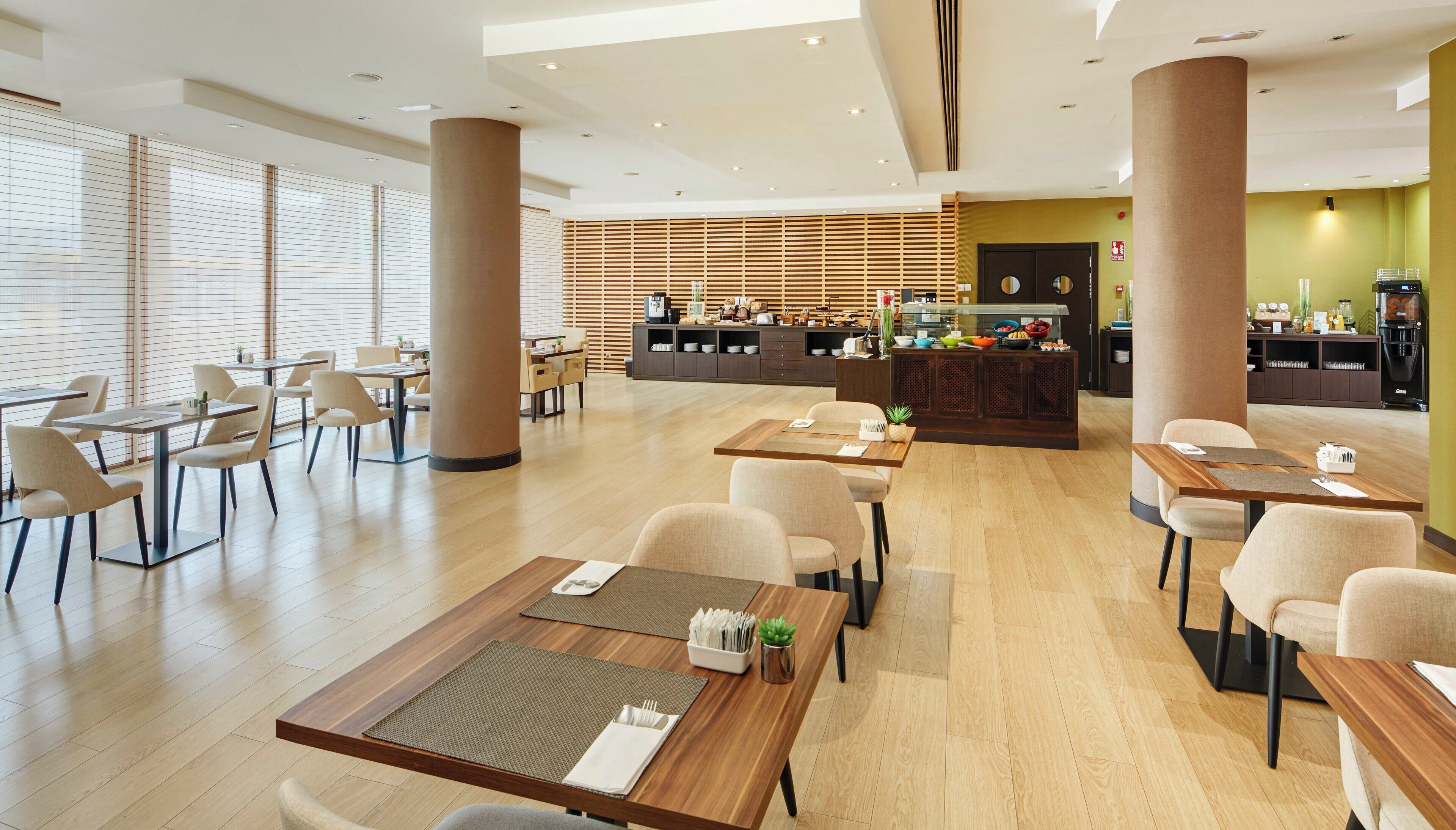 Se ofrece un desayuno bufé todos los días (14 EUR por persona)