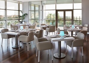 2 restauranter, lunsj og middag serveres, lokale retter