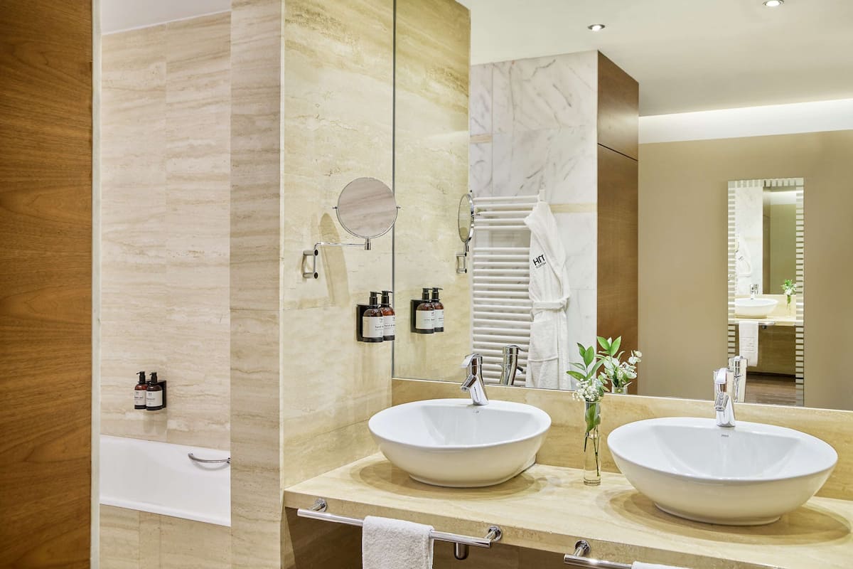 combined shower/bathtub, eco-friendly toiletries, hair dryer, bidet