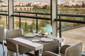 Hi ha 2 restaurants i s'hi serveixen dinars; plats de cuina local