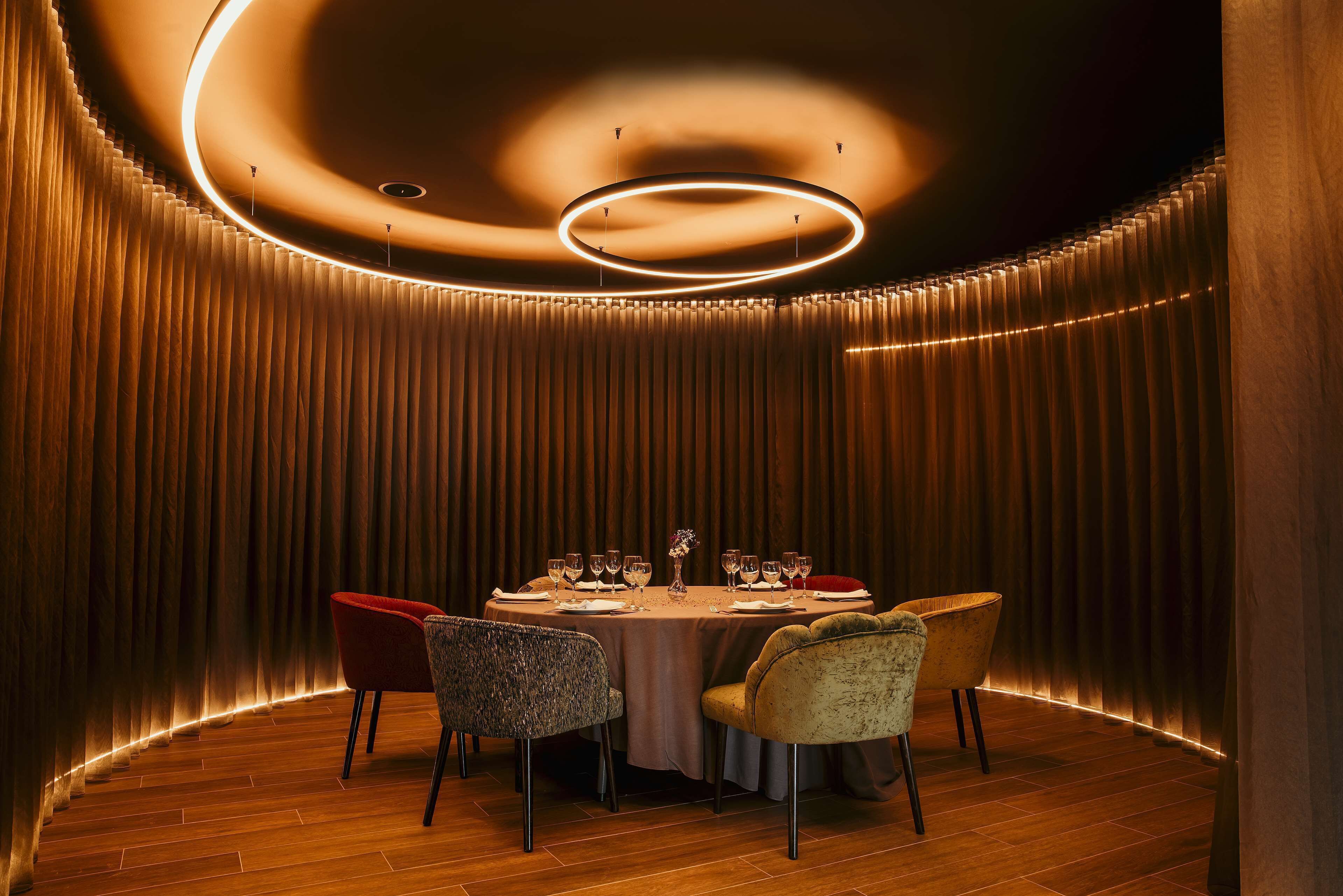 2 restaurants; ze serveren er lunch en diner 
