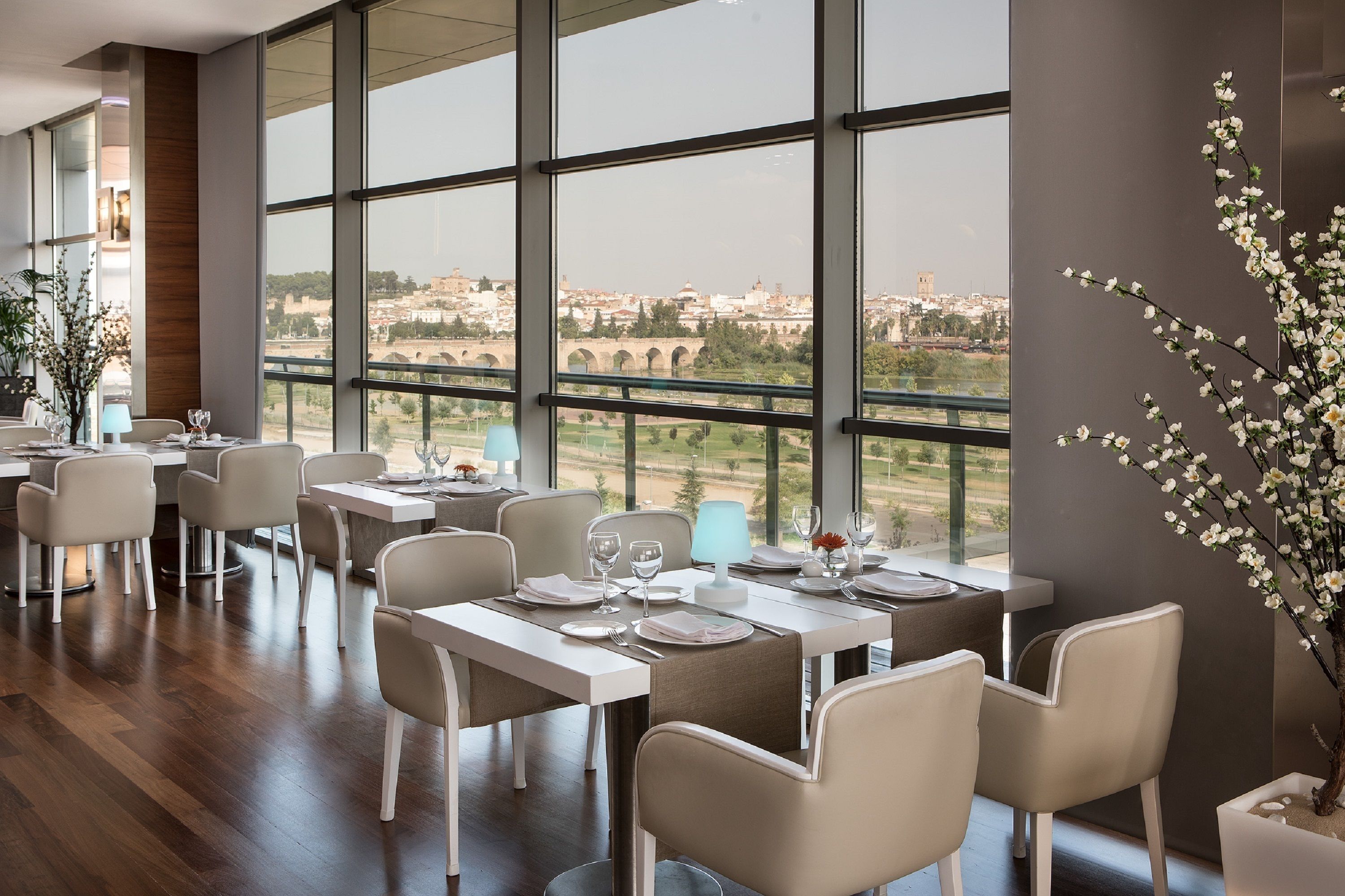 2 restaurants, lunch, dinner served; local cuisine