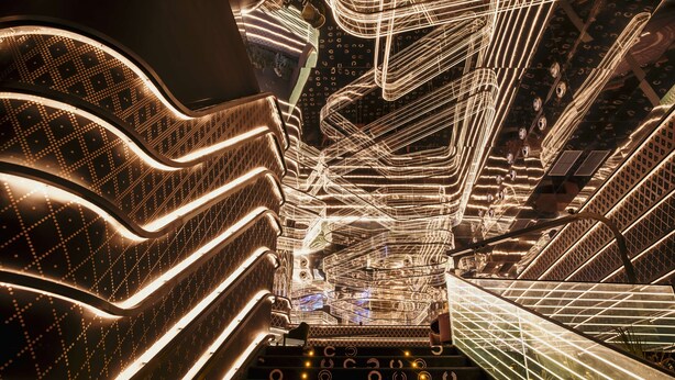 Una escalera con patrones iluminados y un diseño arquitectónico moderno.