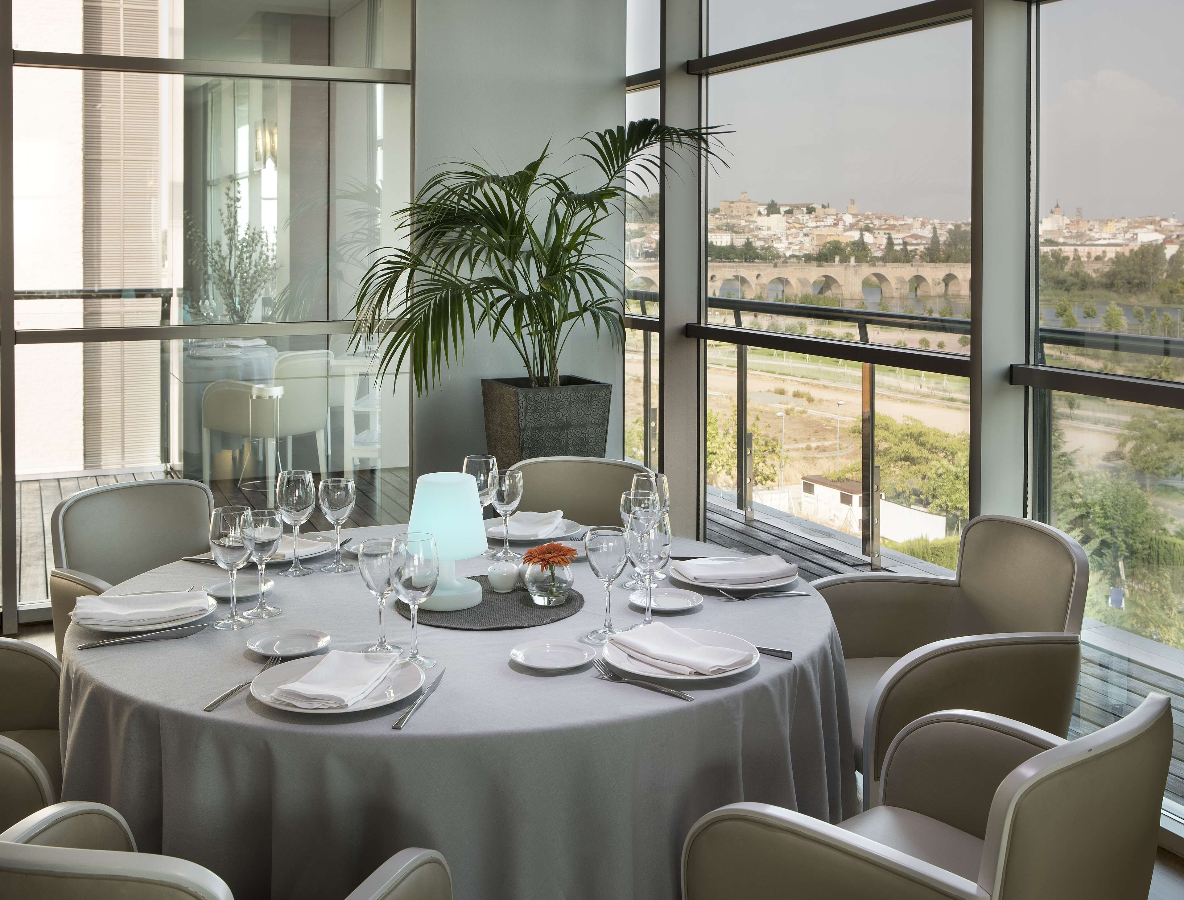 2 restaurants, lunch, dinner served; local cuisine