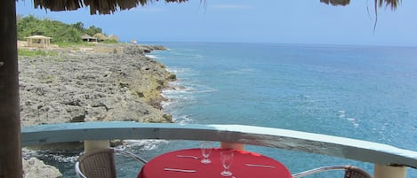 تقديم الإفطار والغداء والعشاء