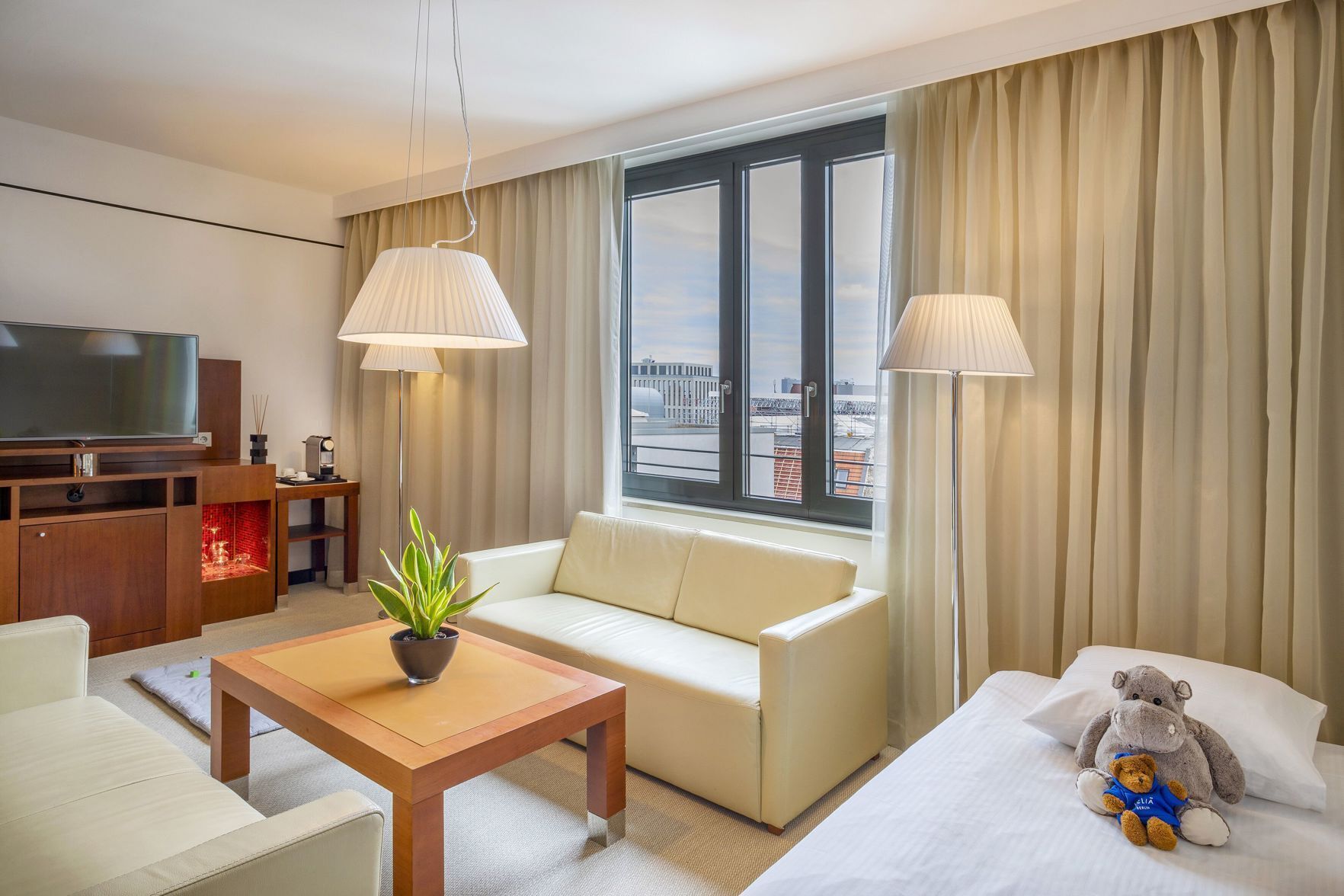 Hypo-allergenic bedding, down duvets, in-room safe, desk