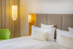 Deluxe Room with City View | Hypo-allergenic bedding, down comforters, in-room safe, desk - Melia Berlin (Berlin)