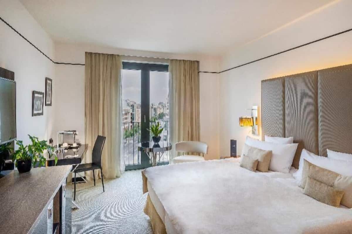 Hypo-allergenic bedding, down duvets, in-room safe, desk