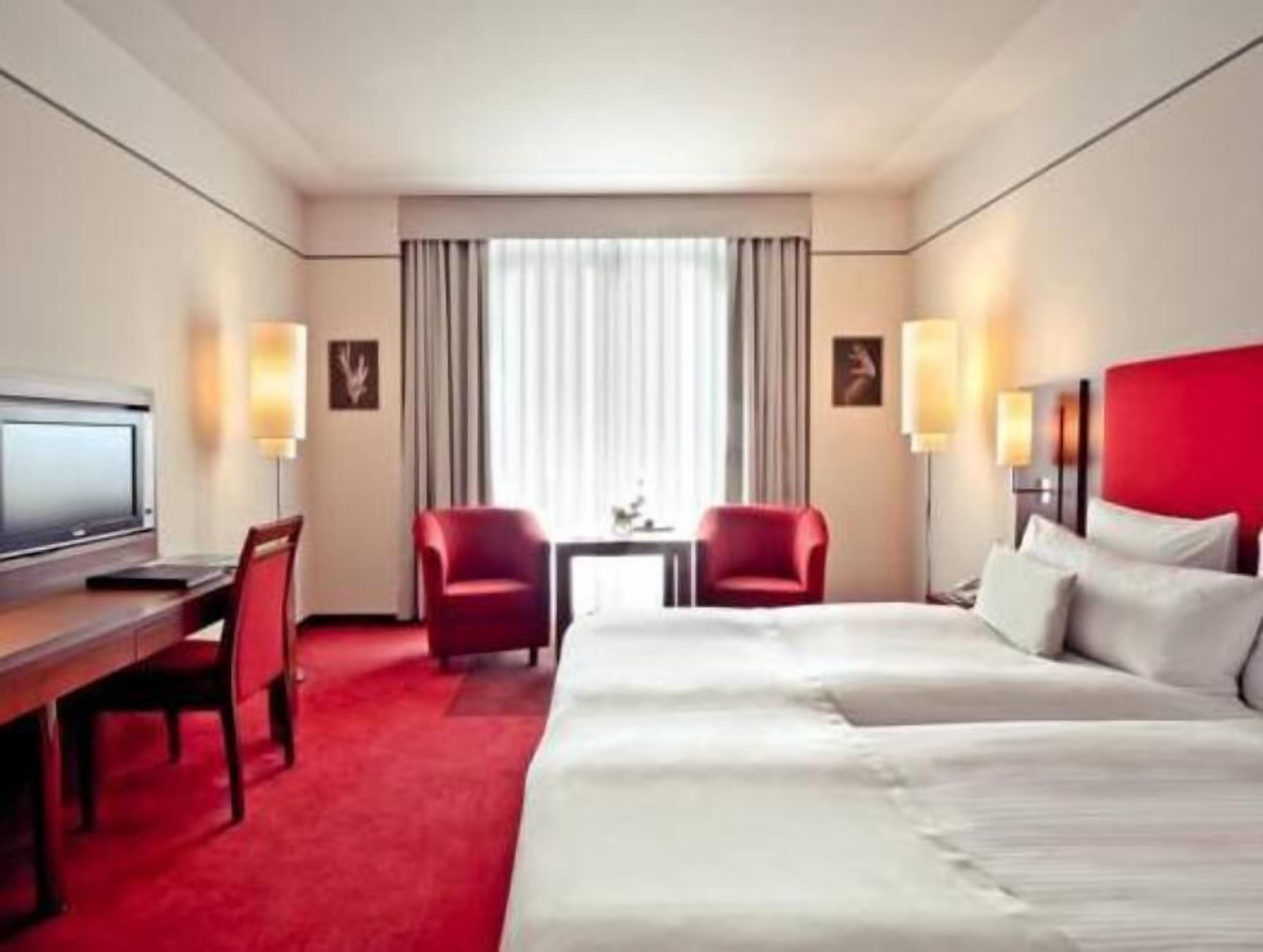 Hypo-allergenic bedding, down duvets, in-room safe, desk