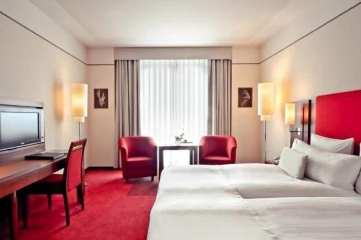 Hypo-allergenic bedding, down duvets, in-room safe, desk