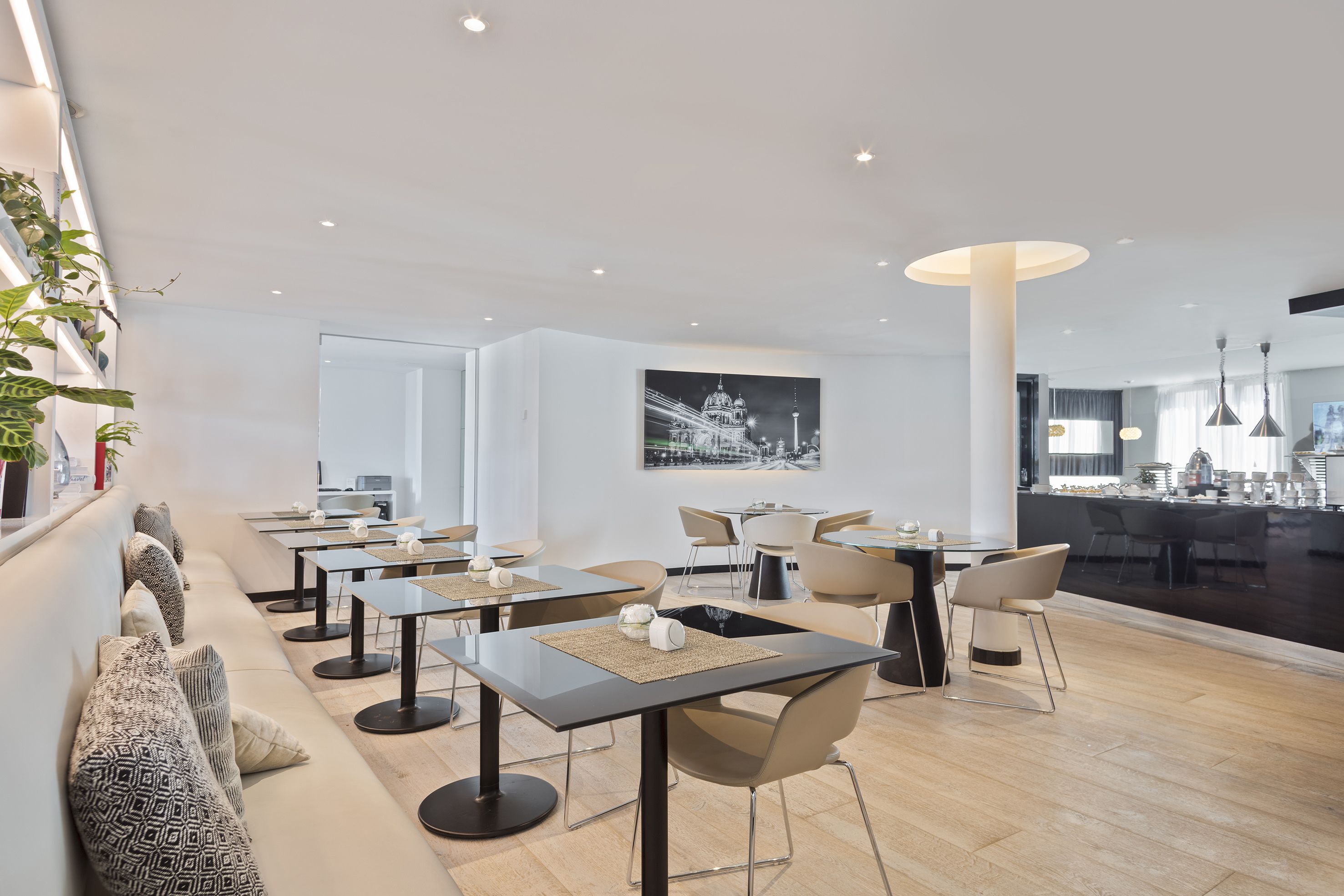 2 restaurantes, se sirven comidas, cenas y cocina internacional