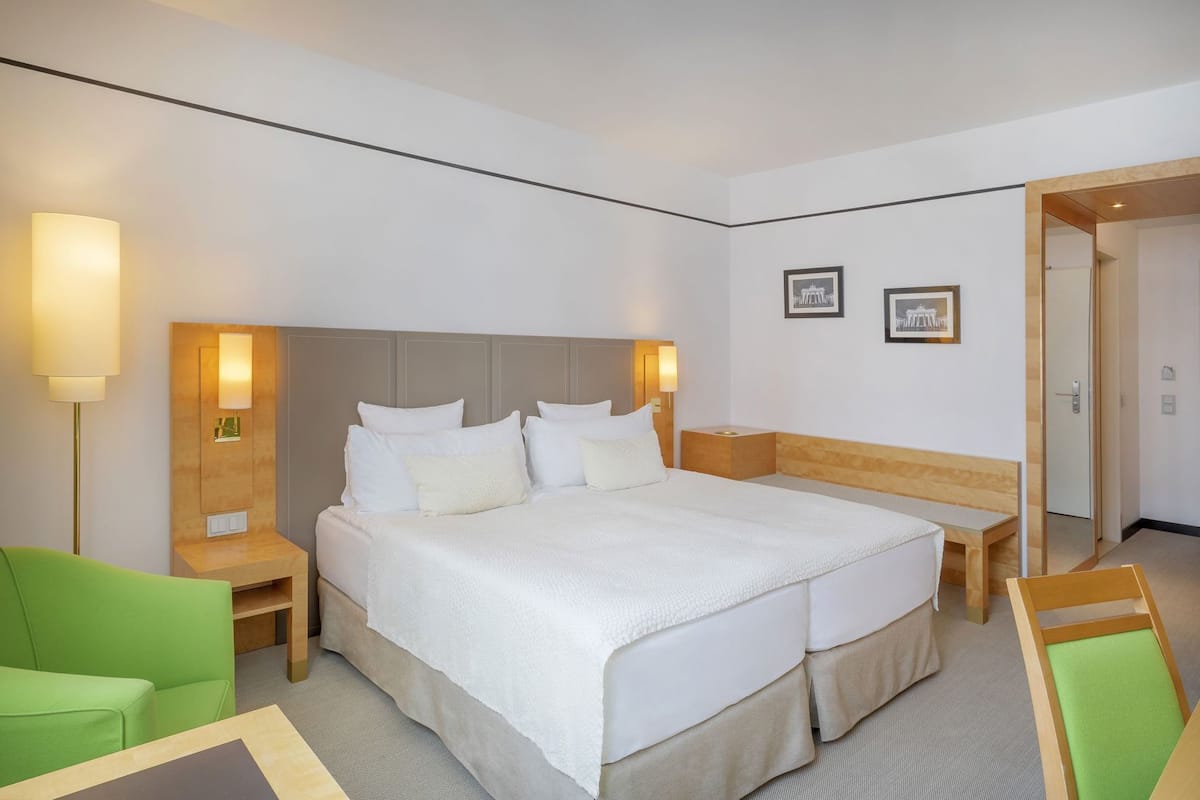 Hypo-allergenic bedding, down duvets, in-room safe, desk