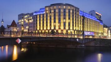 Fachada da propriedade à noite