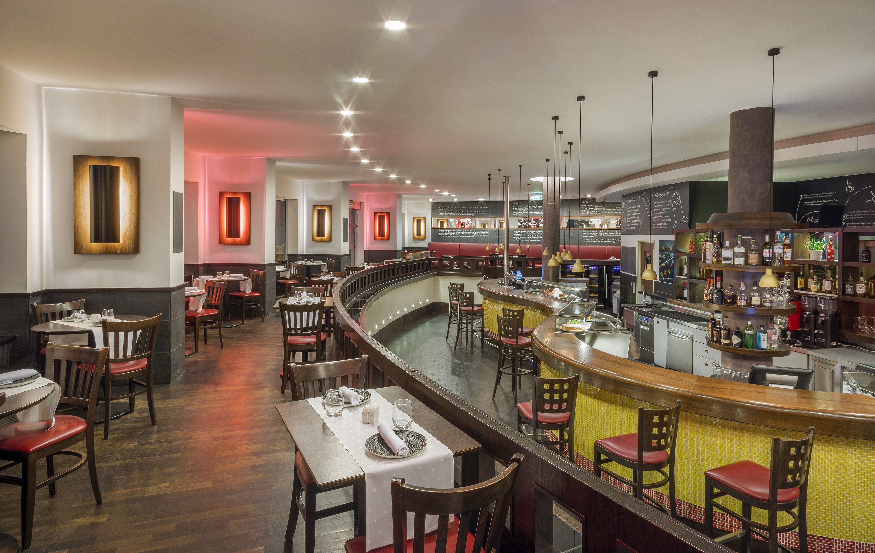 2 Restaurants; Mittagessen und Abendessen werden serviert