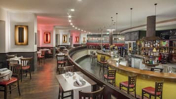 2 Restaurants; Mittagessen und Abendessen werden serviert
