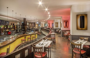2 restaurantes; se sirve almuerzo y cena