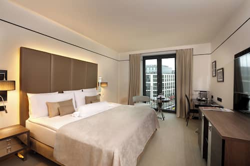 Habitación (The Level, Executive Lounge Access) | Ropa de cama hipoalergénica, edredones de plumas, caja fuerte
