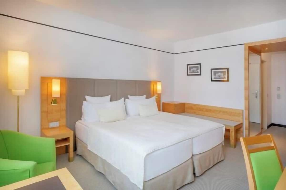 Hypo-allergenic bedding, down comforters, in-room safe, desk