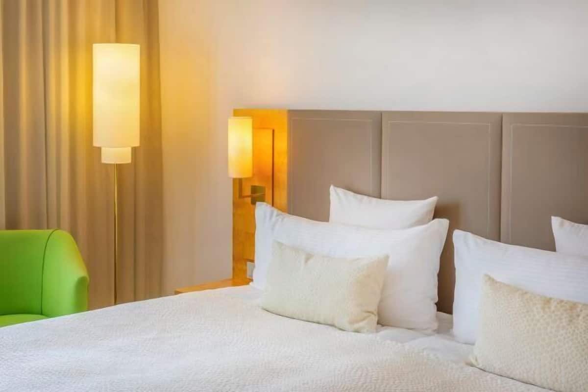 Hypo-allergenic bedding, down comforters, in-room safe, desk