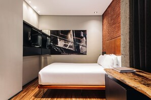 Seprai premium, minibar, brankas, dan didekorasi berbeda-beda
