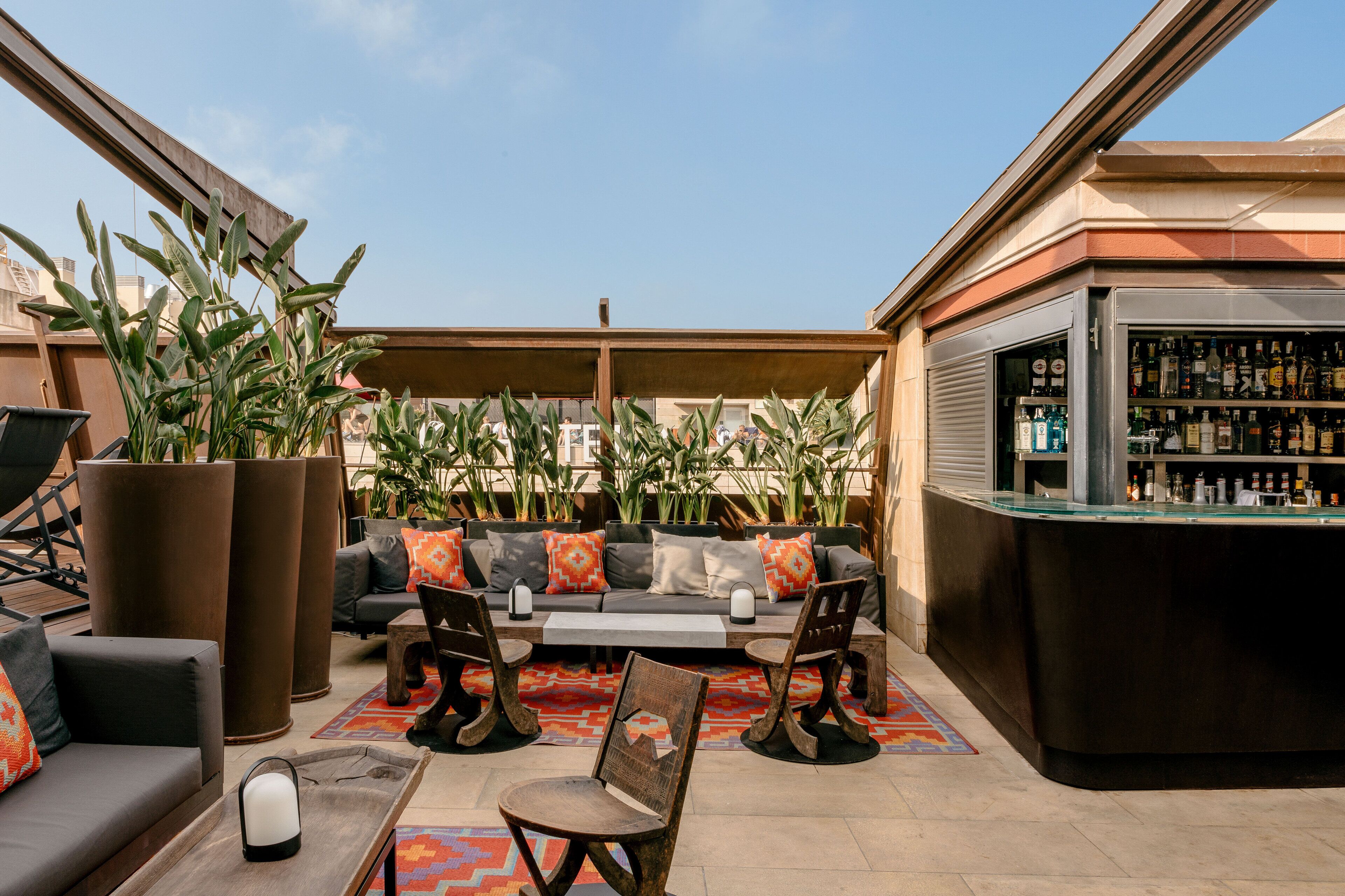 seasonal outdoor pool, pool loungers