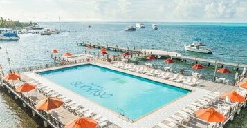 Una piscina al aire libre, sombrillas
