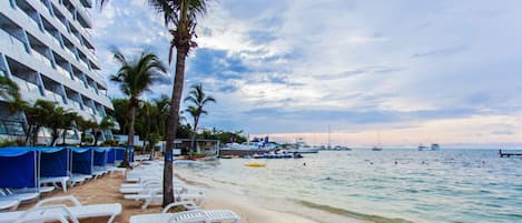 Privat strand, solstolar, parasoller och strandhanddukar