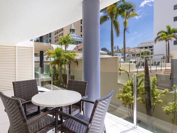 In-room safe, desk, iron/ironing board, cots/infant beds - Park Regis City Quays (Cairns)