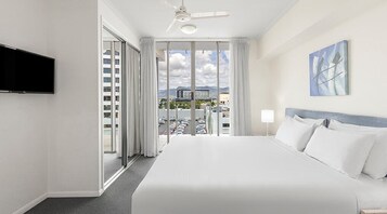 客房内保险箱、办公桌、熨斗/熨衣板、婴儿床