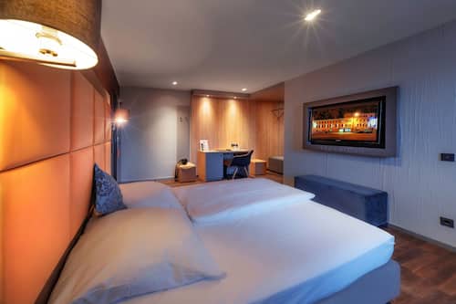 Habitación estándar doble | Ropa de cama hipoalergénica, minibar, caja fuerte y escritorio