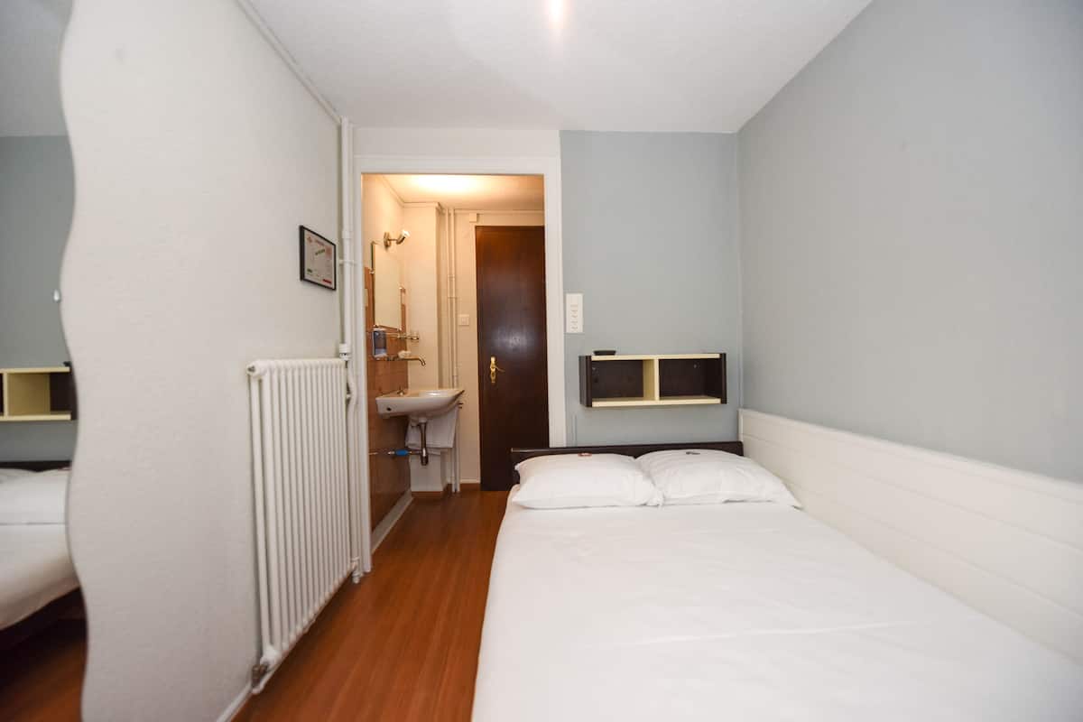 Desk, blackout drapes, soundproofing, WiFi (free)
