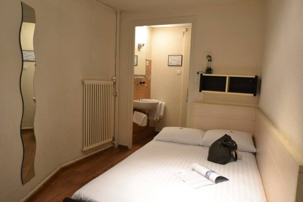Double Room, Shared Bathroom | Desk, blackout drapes, soundproofing, WiFi (free)