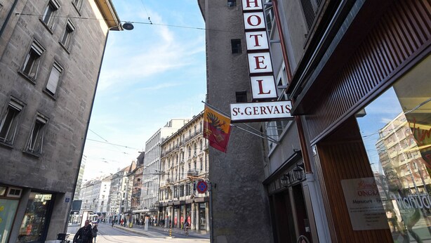 Un hotel llamado "HOTEL St. GERVAIS" con un cartel en el edificio.