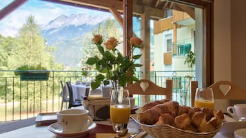 Daily continental breakfast (EUR 13 per person)