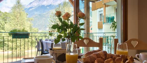 Daily continental breakfast (EUR 13 per person)
