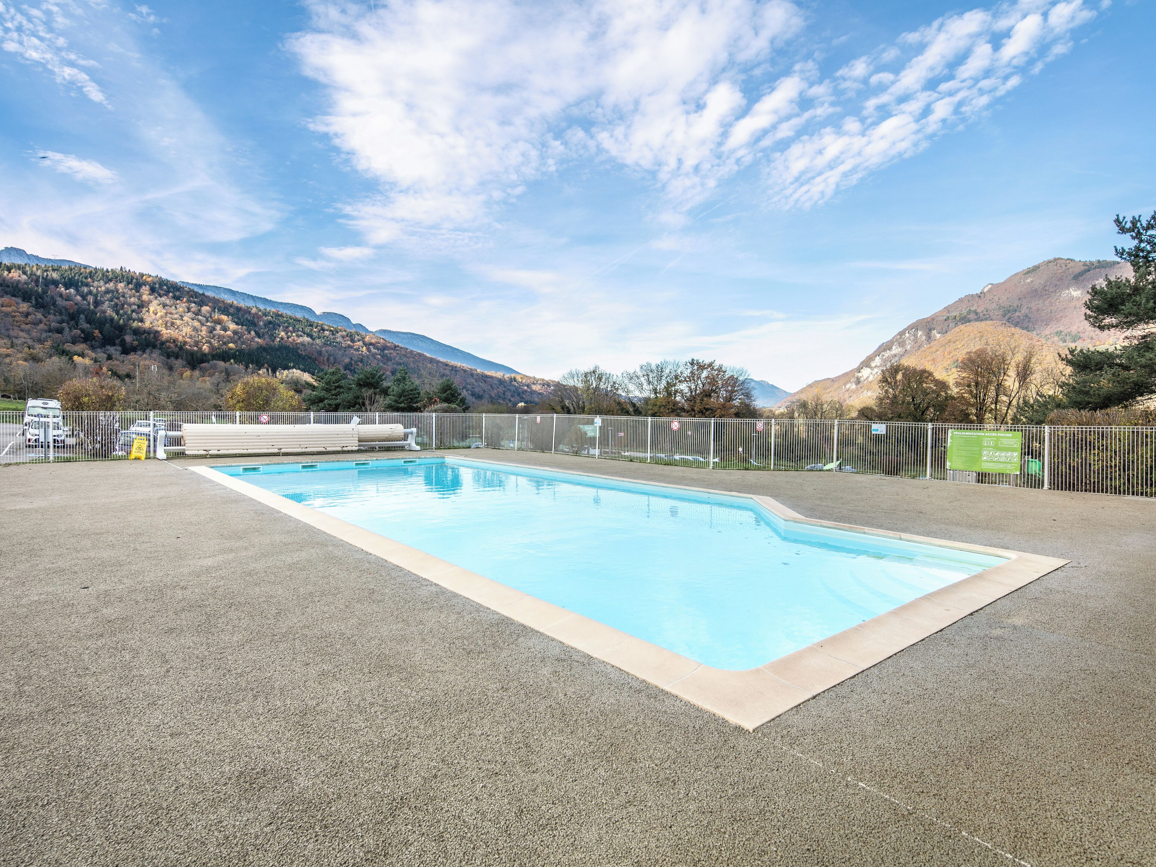 Piscine couverte, piscine extérieure, chaises longues
