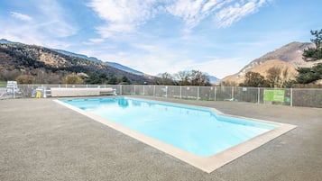 Piscine couverte, piscine extérieure, chaises longues