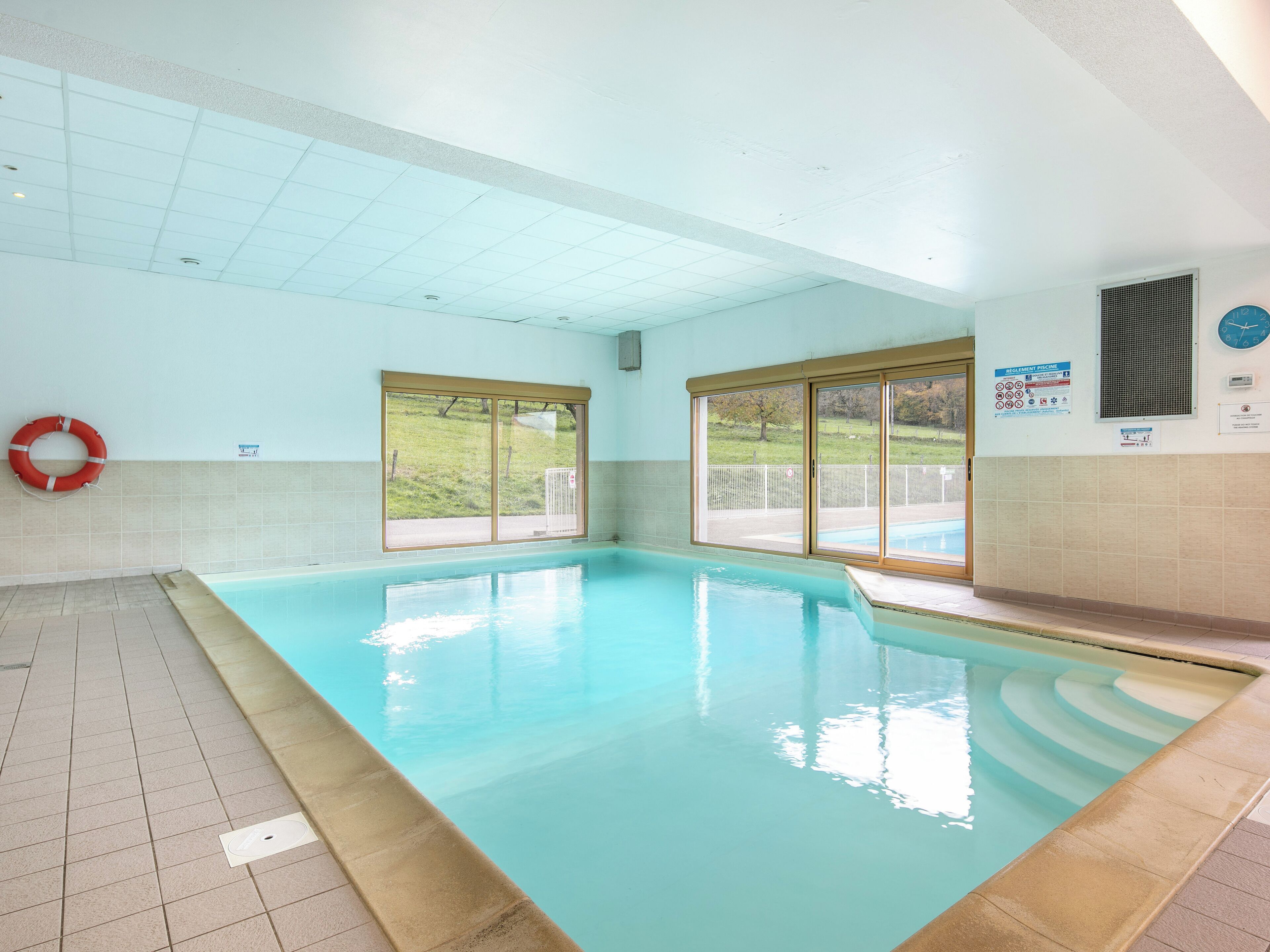 室內游泳池和室外游泳池，開放時間為 09:00 至 19:00，提供日光浴躺椅