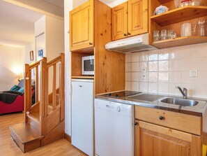 Appartement 4 pièces avec coin nuit 12 personnes | Cocina privada | Refrigerador, microondas, parrilla de estufa y lavavajillas 