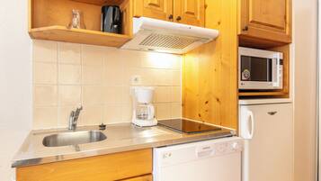 Studio 2 personnes | Private kitchen | Fridge, microwave, stovetop, dishwasher