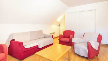 Appartement 3 piĂšces avec coin nuit 8 personnes | Living area | Flat-screen TV