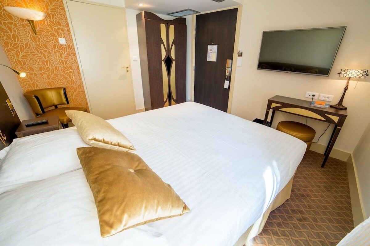 Premium bedding, in-room safe, soundproofing, cribs (surcharge)