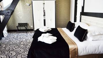 Habitación de hotel con cama, banca y piso estampado.