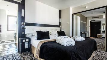 Suite (De Luxe Baignoire SPA) | Luxe beddengoed, een kluis op de kamer, geluiddichte muren, babybedden