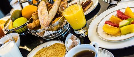 Un bufé de desayuno con diversas opciones de comida y bebidas.