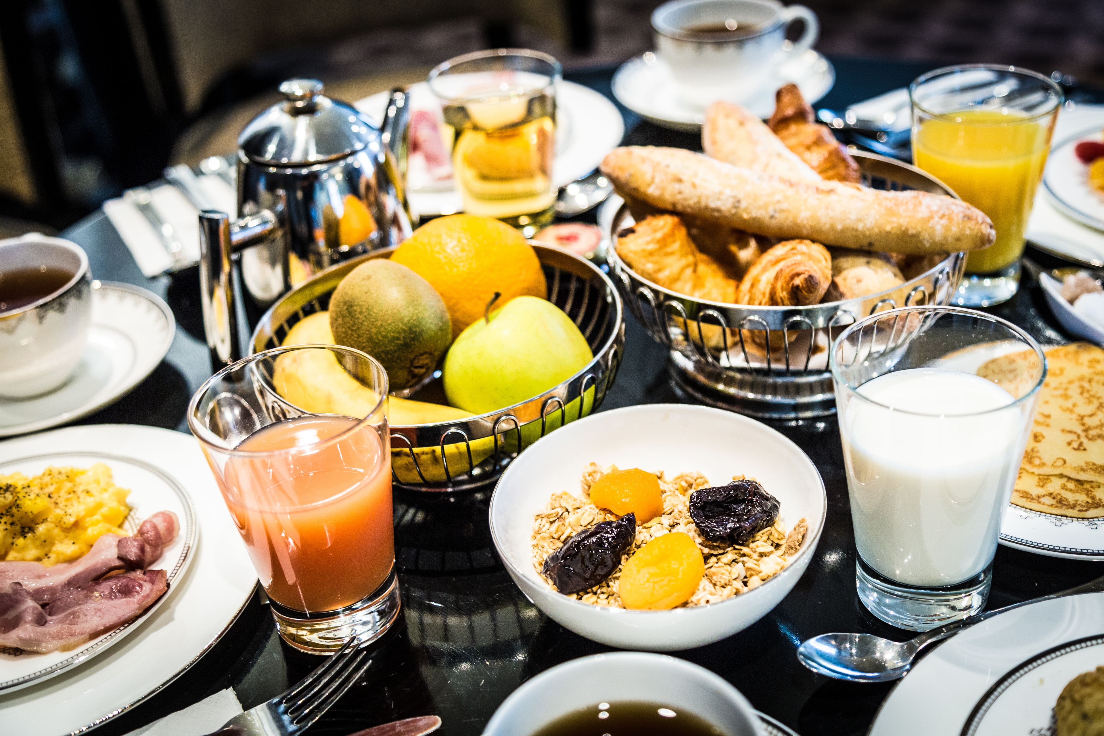 Petit déjeuner buffet (18 EUR par personne)