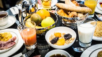 بوفيه فطور يوميًا بتكلفة قدرها (18 EUR للشخص)